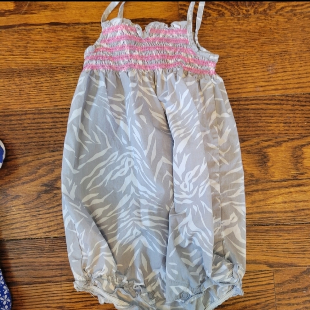 🌻 4 for $15 🌻 Gray and white animal print romper with pink smocking.